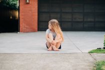 Мила маленька дівчинка позує на вулиці — стокове фото