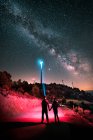 Una coppia amorevole osserva la Via Lattea — Foto stock