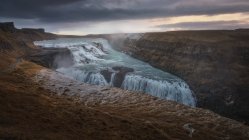 Schöner Wasserfall und Himmel auf Naturhintergrund — Stockfoto