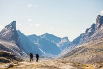 Zwei Backpacker blicken talabwärts in Akshayuk Pass — Stockfoto