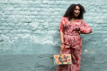 Fashion самиця афро-американців з кучерявим волоссям, в червоній сукні, — стокове фото