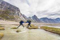 Two backpackers hiking through mountainous valley, Baffin Island — Stock Photo