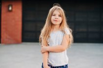 Nettes kleines Mädchen posiert auf der Straße — Stockfoto