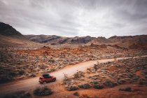 Auto fährt in der Nähe des Berges auf Naturhintergrund — Stockfoto