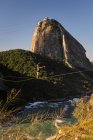 Bela vista para o homem caminhando em destaque com Sugar Loaf Mountain na parte de trás, Rio de Janeiro, Brasil — Fotografia de Stock