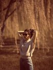 Модная женщина в весеннем пейзаже — стоковое фото