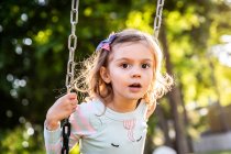 Мила маленька дівчинка в парку — стокове фото