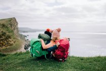 Fratelli che si abbracciano godendo la bellissima costa giurassica nel Dorset — Foto stock