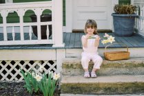 Дівчинка з букетом квітів. — стокове фото