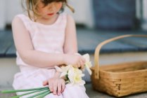 Дівчинка з кошиком квітів — стокове фото