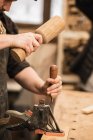 Молодой профессиональный плотник, работающий в мастерской — стоковое фото