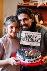 Porträt einer Latino-Familie, Vater und Tochter feiern das Mädchen — Stockfoto