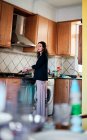 Lateinamerikanerin kocht zu Hause in der Küche — Stockfoto