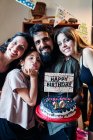 Retrato de una familia latina celebrando el décimo cumpleaños de una niña - foto de stock