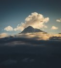 Beaux nuages dans le ciel sur fond de nature — Photo de stock