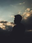 Silhouette dell'uomo tra le nuvole — Foto stock