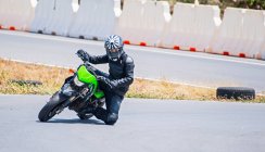 Donna che si esercita sulla sua moto in pista a Bangkok — Foto stock