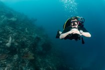 Taucher schwimmt und erkundet den Ozean bei Raja Ampat — Stockfoto