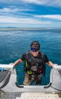 Taucher klettern nach erfolgreichem Tauchgang in Raja Ampat zurück ins Schlauchboot — Stockfoto