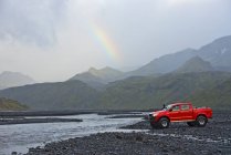 Bellissimo paesaggio con una macchina sullo sfondo della natura — Foto stock