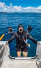 Taucher klettern nach erfolgreichem Tauchgang in Raja Ampat zurück ins Schlauchboot — Stockfoto