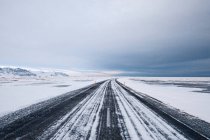 Paisagem de inverno com neve estrada coberta, iceland — Fotografia de Stock