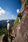 Coppia di scalatori sulla montagna rocciosa della foresta pluviale nel Parco Tijuca — Foto stock