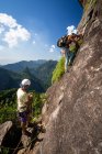 Casal de alpinistas na montanha da floresta tropical rochosa no Parque da Tijuca — Fotografia de Stock