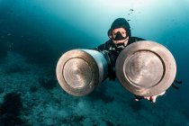 Tech subacqueo con serbatoi d'aria montati lateralmente a Raja Ampat / Indonesia — Foto stock