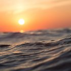 Bellissimo tramonto sul mare sullo sfondo della natura — Foto stock