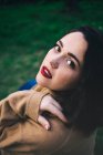 Schönes Mädchen mit rotem Lippenstift im Garten — Stockfoto