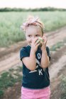 Menina bonito detém uma maçã verde em suas mãos — Fotografia de Stock