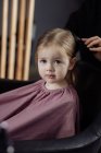 Petite fille dans le salon de coiffure — Photo de stock