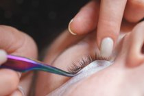 Aesthetic medicine: eyelash extension procedure for young woman — Stock Photo