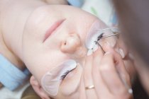 Medicina estética: procedimiento de extensión de pestañas para mujeres jóvenes - foto de stock