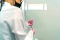 Medico di sesso femminile che prepara il vaccino per la merluzza19 — Foto stock