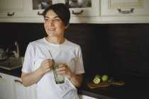 Vue d'une femme souriante boit un cocktail sans alcool avec de la paille réutilisable — Photo de stock