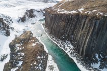 Columnas de basalto cañón llamado studlagil en el este de iceland - foto de stock