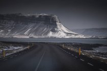 Viaggio su strada e montagne con neve sullo sfondo della natura — Foto stock