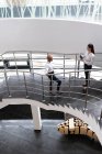 Різноманітні зустрічі молодих жінок на сходах і розмови під час роботи в офісі — стокове фото