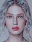 Retrato de mulher bonita com brilho no rosto, cabelos brancos prateados e pele molhada e mãos brilhantes, cabeça azul e unhas azuis. Cara de bebé — Fotografia de Stock