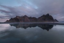 Montagne Vestrahorn sulla spiaggia di Stokksnes in Islanda — Foto stock