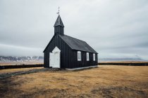 Красивий вид на церкву в горах на фоні природи — стокове фото