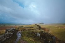 An endless landscape fills the scene while on the path of Hadrian's Wall in the United Kingdom. — Stock Photo