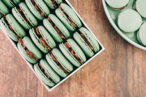Close up de deliciosos biscoitos de macarons verdes — Fotografia de Stock