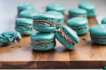 Primer plano de deliciosas galletas de macarrones verdes - foto de stock