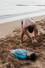 Pai apressa filha na areia em uma praia em Oahu, Havaí — Fotografia de Stock