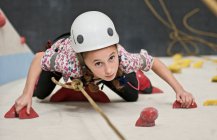 Mädchen klettert an Indoor-Kletterwand in London — Stockfoto
