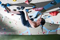 Climber bouldering at indoor climbing wall in London — Stock Photo