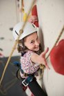 Ragazza arrampicata a parete di arrampicata al coperto a Londra — Foto stock